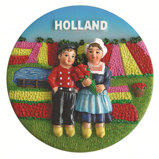 Koelkast magneet jongen en meisje bij tulpenveld.