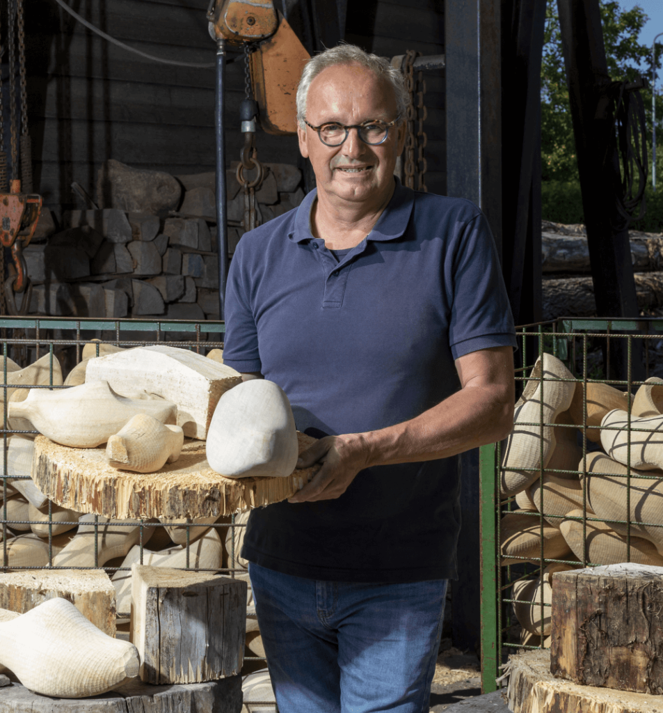 Jaap Kramer de Zeeuwse klompenmaker. Klompenmakerij Traas een oud ambacht in een modern jasje